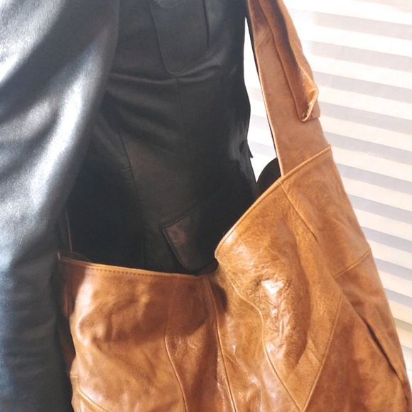 Oversize Leather Messenger Bag - Picture 3 of 7